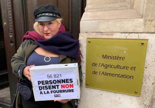 Marilou Berry a remis au ministère de l’Agriculture l’appel anti-fourrure de près de 60 000 soutiens de PETA