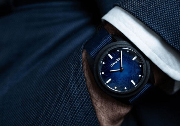 Awake, la marque de montres popularisée par Emmanuel Macron, bannit le cuir