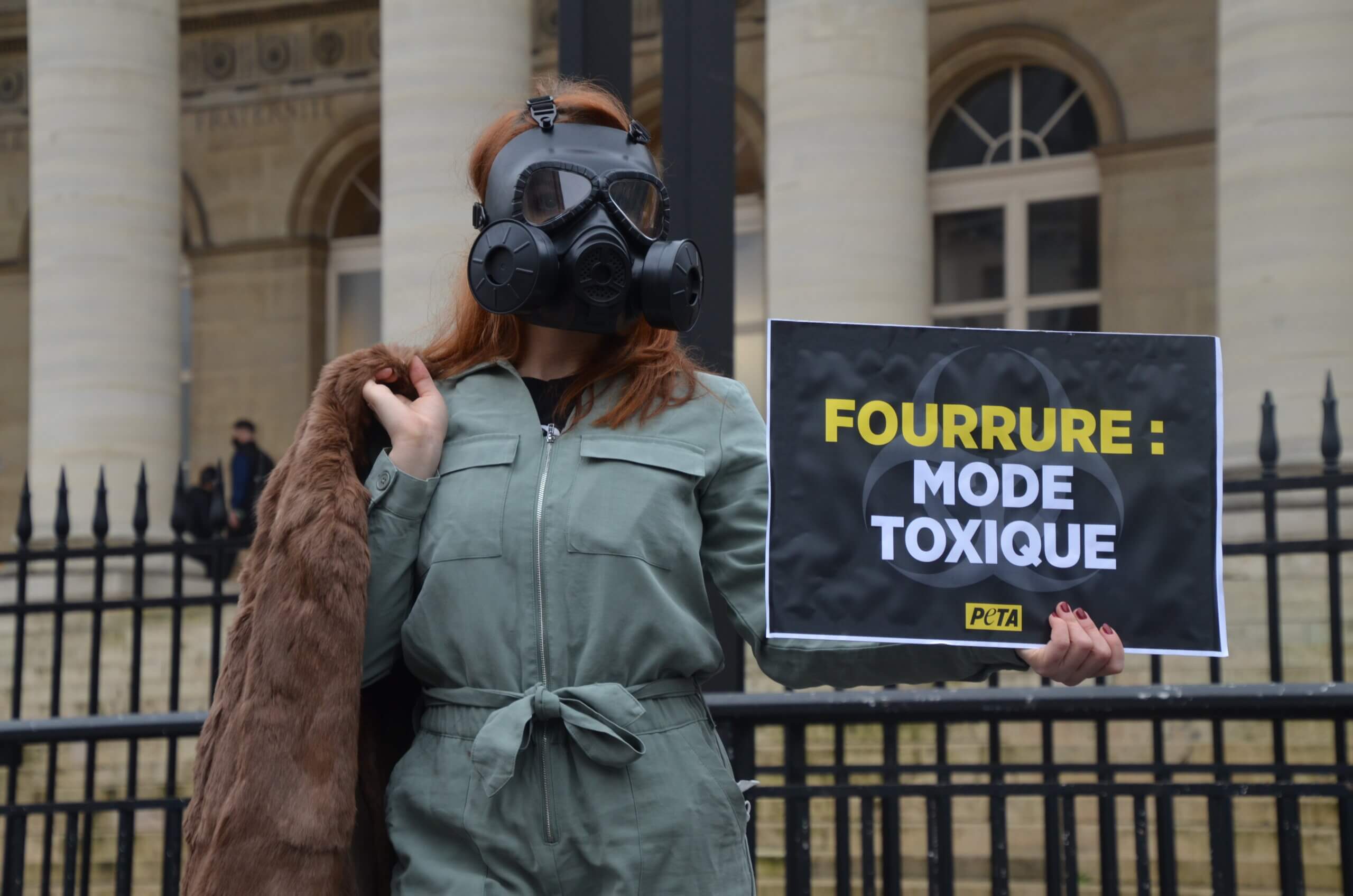 Fashion Week : des militantes en masques à gaz rappellent à Fendi que la fourrure est toxique