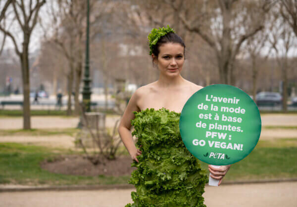 Une militante en robe végétale appelle la Paris Fashion Week à se mettre au vert