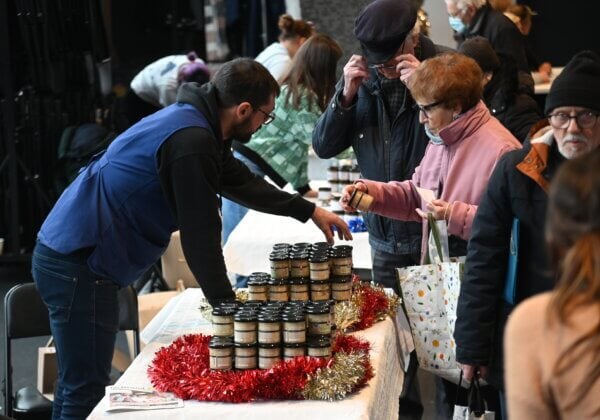 Des séniors lyonnais reçoivent du faux gras pour un Noël plein de compassion