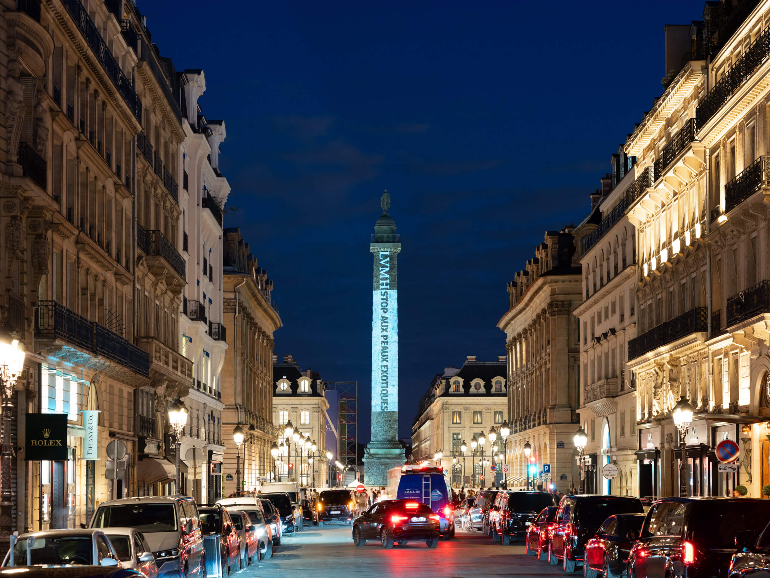 Des crocodiles en sang projetés sur les monuments de Paris pour dénoncer LVMH