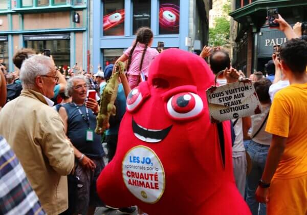 Strasbourg : la mascotte des JO suit la Flamme Olympique pour dénoncer LVMH