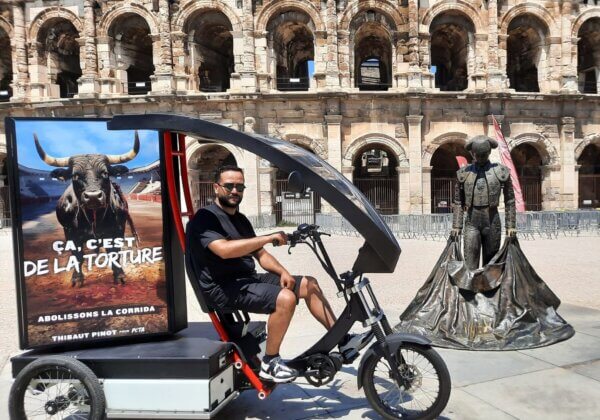 Tour de France : une affiche anti-corrida de Thibaut Pinot circule à vélo dans Nîmes