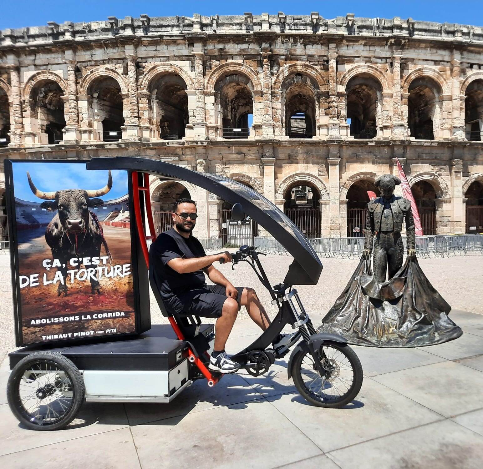 Tour de France : une affiche anti-corrida de Thibaut Pinot circule à vélo dans Nîmes