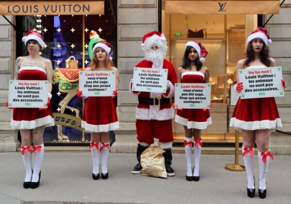 « Free the Animals Friday » : un « père Noël » et des « mères Noël » protestent devant une boutique Louis Vuitton