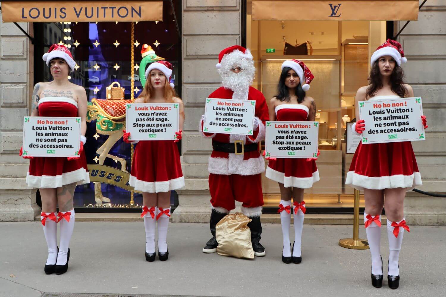 « Free the Animals Friday » : un « père Noël » et des « mères Noël » protestent devant une boutique Louis Vuitton