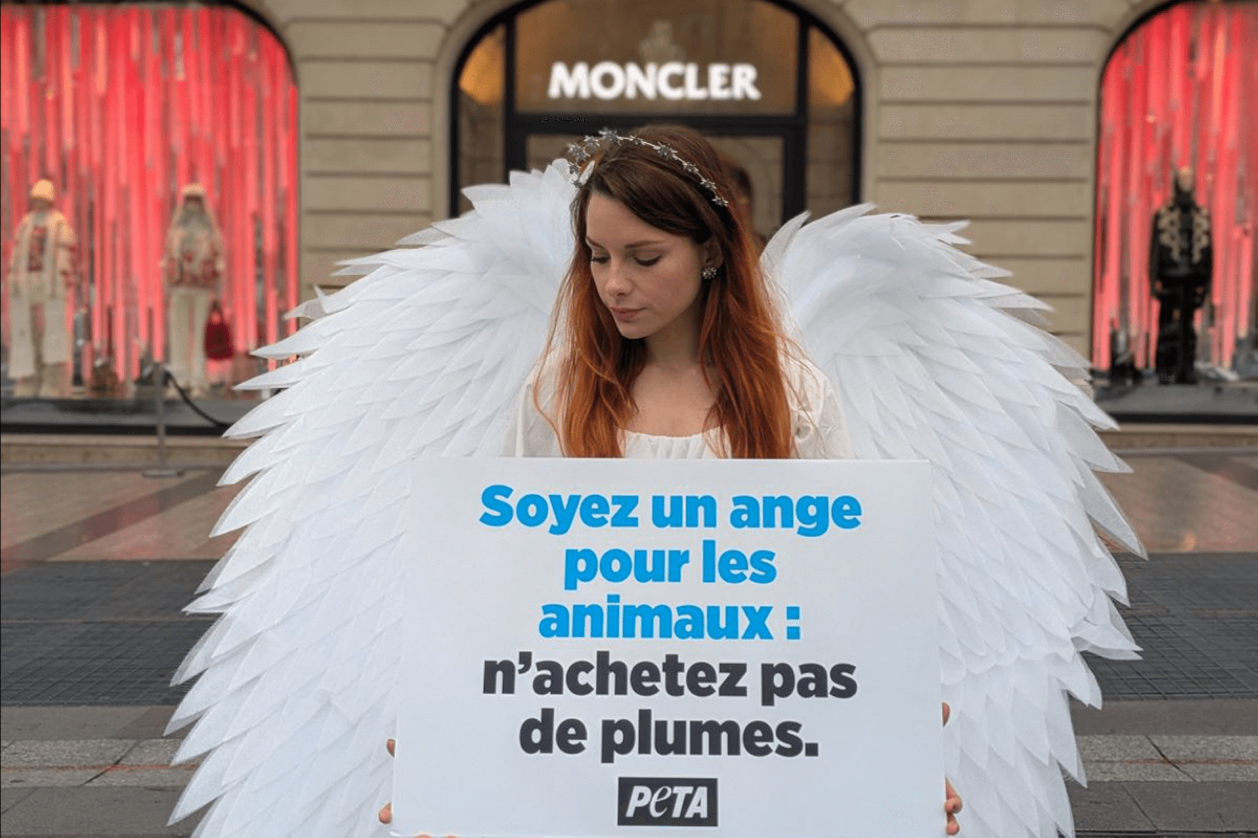 Un « ange de Noël » dénonce l’utilisation des plumes dans la mode